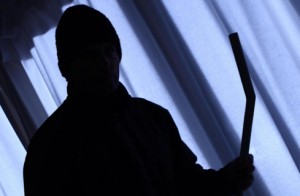 Во вторник, 29 января, около 23.00 молодые люди избили хозяина дома деревянной палкой, после чего угрожали ему ножом. 