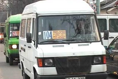 Маршрутными такси могут управлять физические лица, но у них есть политическая либо административная крыша на самом высоком уровне. 