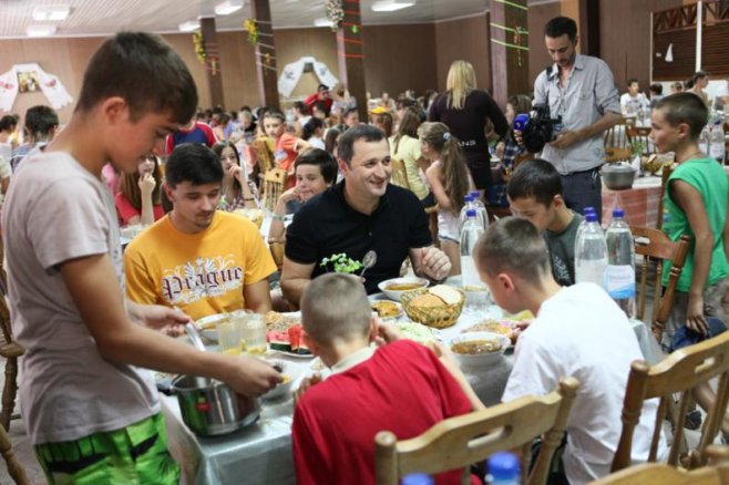 Liceele au ajuns să lupte pentru a-i atrage pe elevi, iar concursul de admitere a fost transformat într-o procedură formală