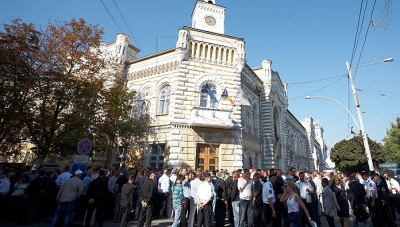 Zeci de comercianţi din Piaţa Centrală vor protesta din nou în faţa Primăriei.