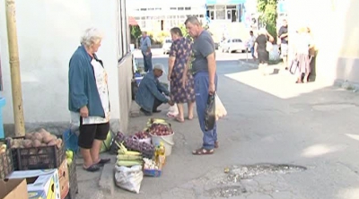 В Бельцах десятки продавцов ежедневно торгуют молочными продуктами, овощами и фруктами прямо с тротуара, тогда как прилавки на городских рынках пустуют.
