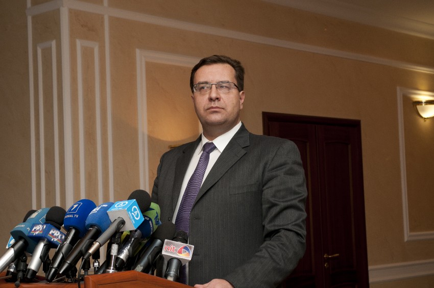 Democratul se declară îngrijorat de isteria de care dă dovadă în ultimul timp conducerea PL.