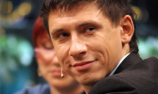 Несмотря на то, что 35-летний артист до сих пор ни разу не был женат и сам говорит, что пора обзавестись семьей, никаких попыток сближения с девушками Батрутдинов не предпринимает.