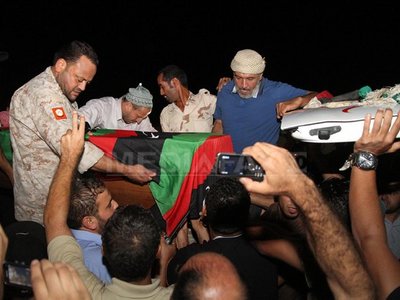 Unul dintre rebelii libieni care l-au capturat pe Muammar Kadhafi a murit (Imagine: Mediafax Foto/AFP)