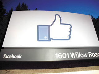Facebook şi Morgan Stanley au fost criticate dur de către investitori pentru creşterea preţului 