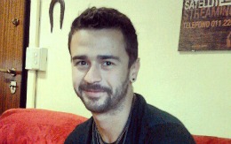 Artistul a postat un mesaj pe contul său de Facebook în care se arată că a decis să facă acest pas deoarece „vrea o maşină mai mare”.