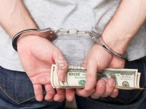 В результате проведения обысков, сотрудниками правоохранительных органов было обнаружено и изъято свыше 160 тысяч леев, аппарат для производства печатей, а также печати разных предприятий.