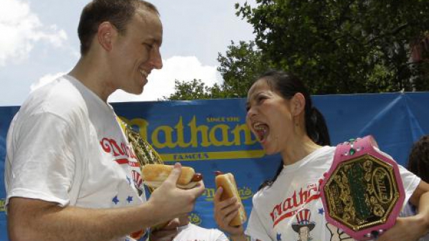Ziua de 4 iulie nu putea să se încheie fără tradiţionalul concurs de mâncat hot-dogi