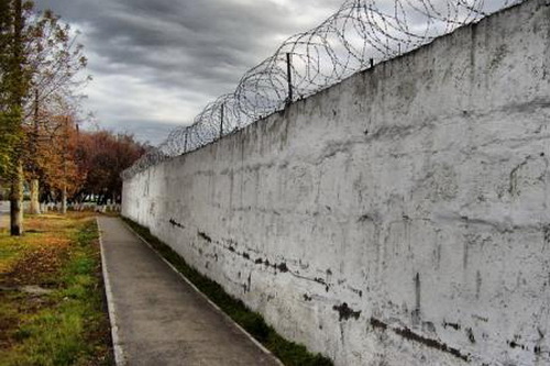 Totodată, sub patul deținutului a fost descoperit un vas de masă plastică cu circa 30 de litri de „bragă” – materie primă pentru prepararea rachiului. 