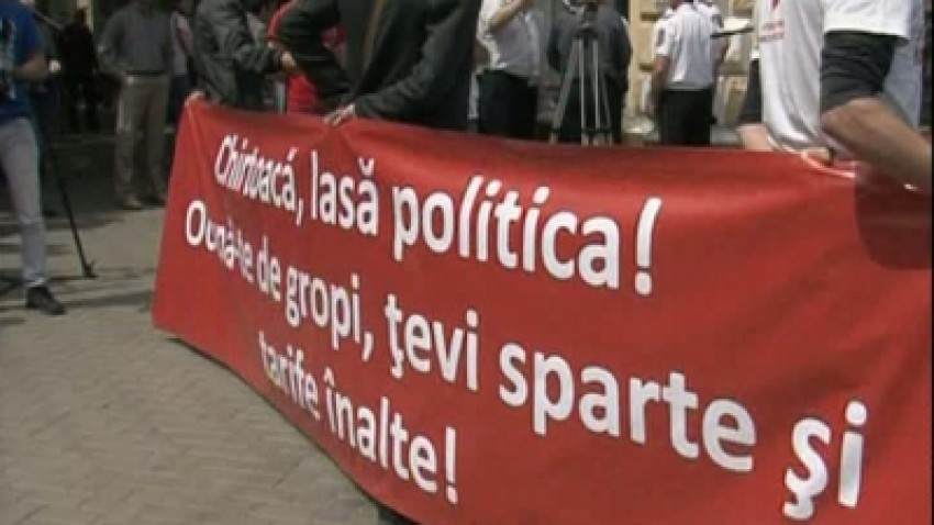 Protestatarii socialiști au fost luați pe fugă de un grup de bărbați care se aflau în preajmă