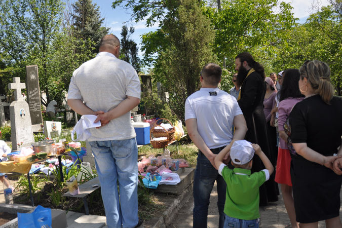 До 2008 года за каждую могилу на кладбище надо было платить по 6 леев в месяц, а с 2009 года - по 12 леев.