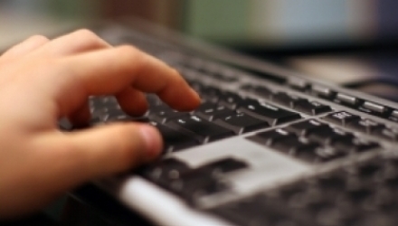 Mai multe instituții de stat vor trece la plăți electronice până pe data de 25 august ca măsură de eliminare a corupției. 