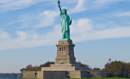 Ellis Island, multă vreme poartă de acces a imigranţilor sosiţi în SUA, a fost inundată, dar apa nu i-a afectat muzeul. 