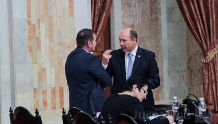 Iniţiativa a venit din partea fracţiunii PLDM şi a fost susţinută de comunişti.