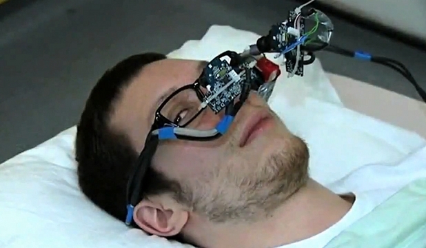 Tehnologia include un dispozitiv eye-tracking şi un software inteligent