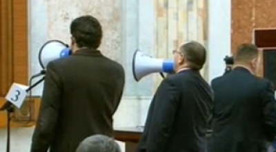 În cele din urmă, din cauza gălăgiei, preşedintele Parlamentului a fost nevoit să cedeze şi să anunţe o pauză de 10 minute.