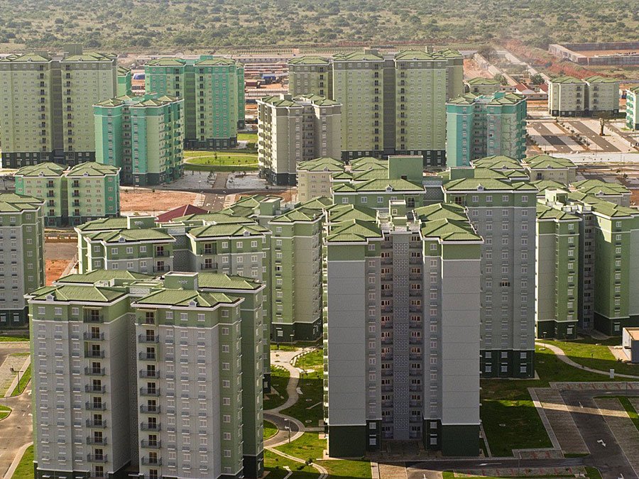  Acesta este doar unul din "cele câteva oraşe-satelit construite de firmele chineze în Angola", conform Redvers
