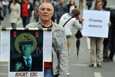 Poliţia apreciază că la miting participă circa 11.000 de persoane.