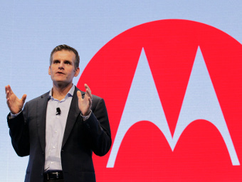 Глава Motorola Mobility Деннис Вудсайд. Фото: Reuters