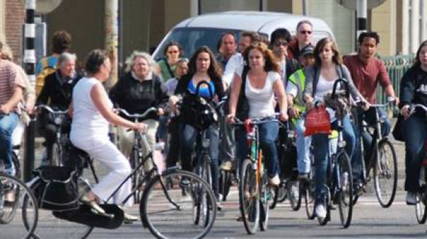 Poliţia a blocat mai multe străzi pentru a le permite cicliştilor să se deplaseze în siguranţă