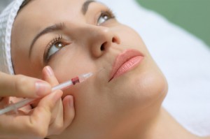 Specialiştii ne recomandă să apelăm la acest tratament în cură de 4 şedinţe, 1 dată pe săptămână.