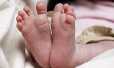 19-летняя жительница района родила раньше срока, а тело убитого младенца закопала в огороде своего свекра, где проживала.