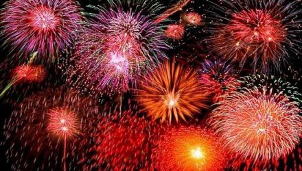 Seara va culmina cu un show de lumină pe cer, după ce vor fi lansate focuri de artificii,la ora 22:00.