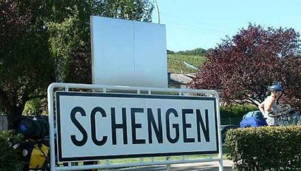 Potrivit textului, "aceste rapoarte arată că aderarea la Schengen cu drepturi depline a României şi Bulgariei nu este în cărţi".