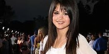  Cântăreaţa şi actriţa Selena Gomez a fost aleasă drept femeia anului 2012 de către revista americană Glamour, în ediţia lunii decembrie. 