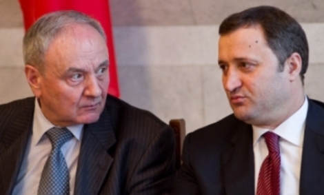 Potrivit Constituţiei, şeful Cabinetului de miniştri este obligat să îşi dea demisia în cel mult trei zile, după ce Parlamentul a votat pentru moţiunea de cenzură. 