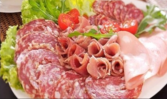 Пять изготовителей колбасных изделий и мяса в стране не соблюдают технологических требований к производству и хранению изделий. Фото: newsmoldova.ru