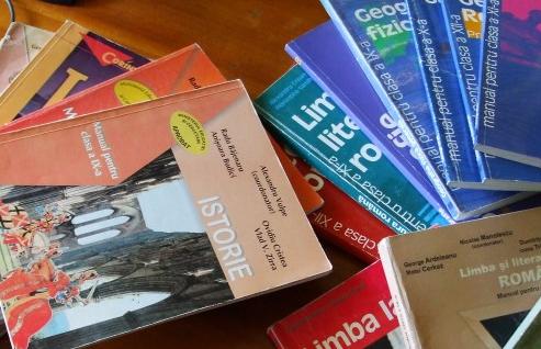 Schema de închiriere a manualelor pentru învăţământul gimnazial şi liceal funcţionează din 1999. 