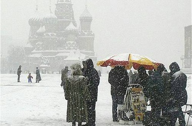 Россию заваливает снегом, сугробы – почти полметра.