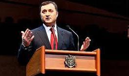 Astfel, printre însoțitorii premierului se numără miniștrii: al Afacerilor Interne, Dorin Recean