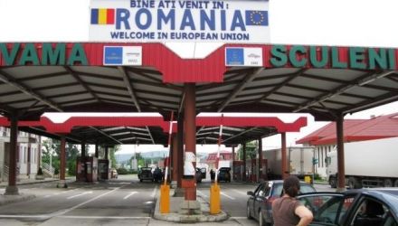 De asemenea, mai mulţi copaci au fost doborâţi la pământ.