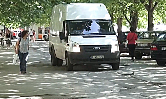 Людям приходится с опаской проходить этот участок улицы, потому что автомобилисты даже не удосуживаются снизить скорость и почти не замечают пешеходов.