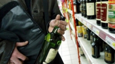 Înainte de producerea furtului, tinerii ar fi servit băuturi alcoolice, după care au decis să continue "sărbătoarea". Foto: simbol