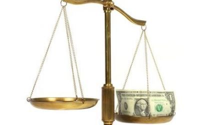  După o investigaţie, Ministerul Justiţiei a anunţat că de vină sunt preşedinţii instanţelor, care au împărţit prime de 2,6 milioane de lei.
