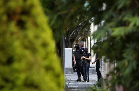 Колбаса подозревается в поставках наркотиков в ряд стран Центральной Америки и в США. В Штатах был выдан ордер на его арест.