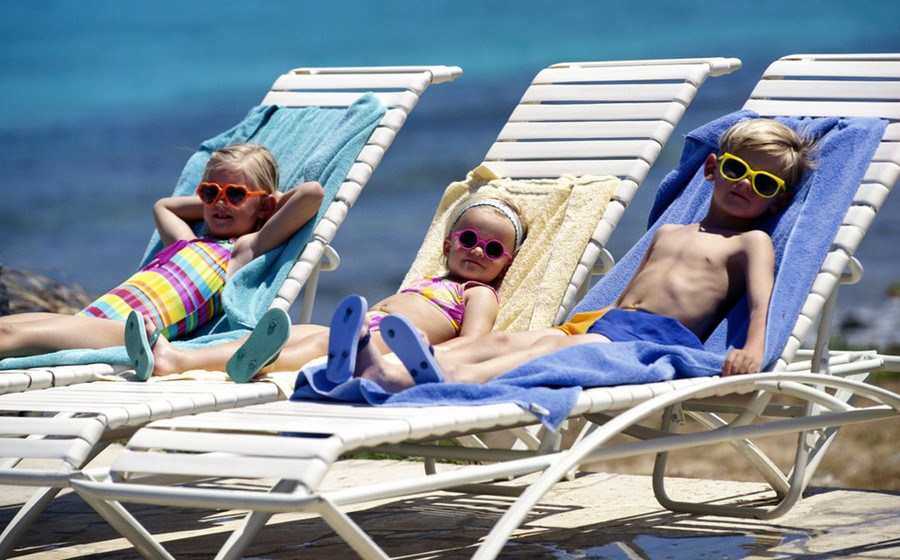 Călătoria este finanţată din mijloacele obţinute pentru schimburile de vacanţă plătite. 