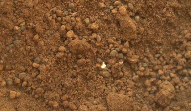 În săptămânile următoare, Curiosity îşi va poziţiona instrumentul de precizie numit ChemCam astfel încât să poată obţine mai multe date despre „schmutz”.