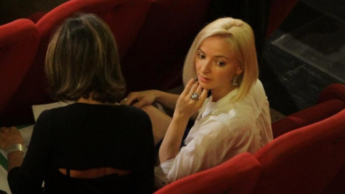 Fugărit de fotografi şi cameramani, comandantul a refuzat orice declaraţie în momentul sosirii la proces. 