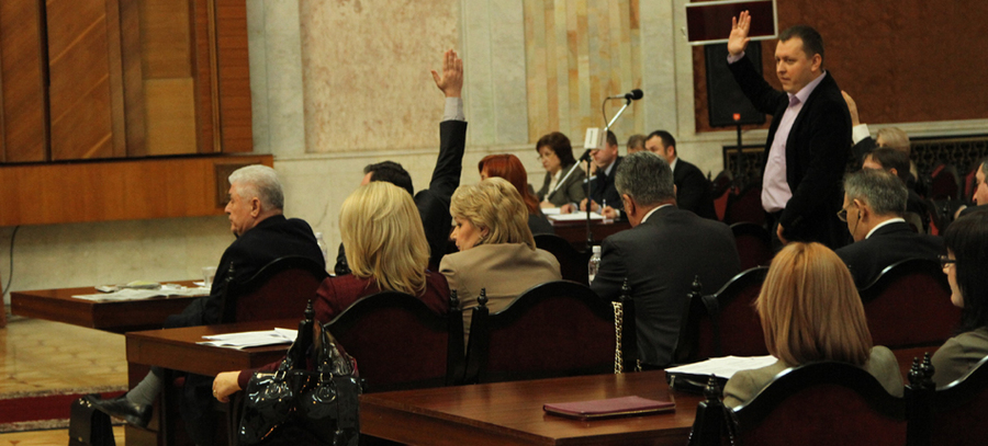 Prin suplinerea ordinii de zi a Parlamentului, deputaţii PLDM şi PCRM încalcă grav procedurile legale.