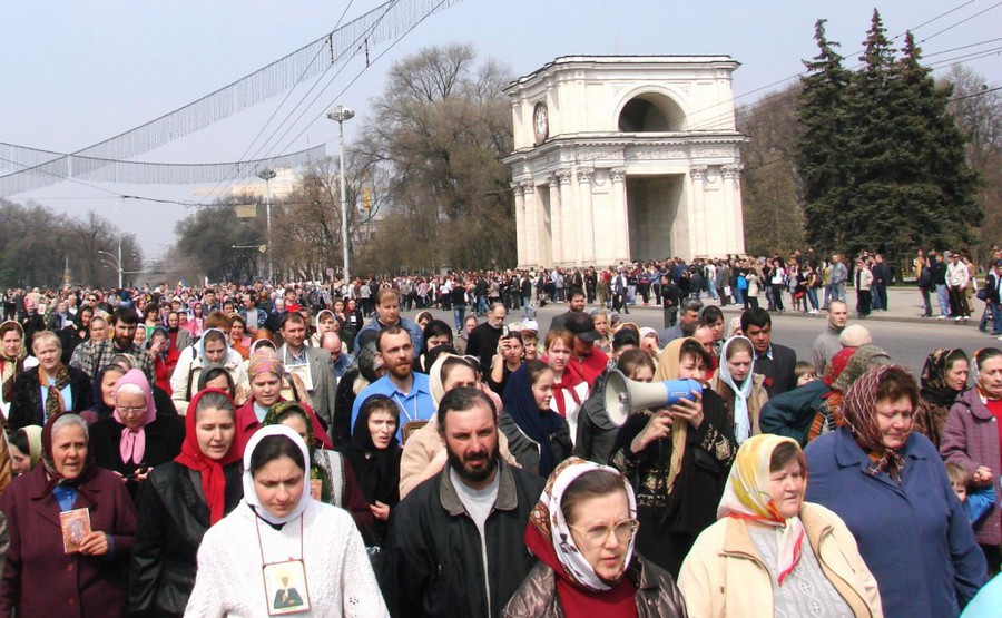  Comunitatea LGBT se pregătește pentru paradă iar Mitropolia Moldovei pregătește rugăciunile pentru a sărbători Duminica “Femeilor mironosițe”