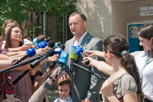 Amintim că, la finele săptămînii trecute, şoferii de maxi-taxi de pe mai multe rute din Chişinău au intrat în grevă spontană