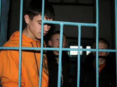 Очевидцы задержали любителя пиротехники и доставили его в районный отдел милиции.