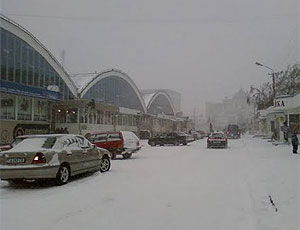 В городе Бендеры в четверг под тяжестью мокрого снега обвалилась на бок крыша одного из торговых рядов.