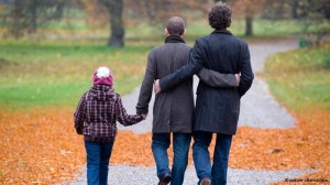 Cercetătorii din cadrul Universităţii Cambridge au dezvăluit că adolescenţii proveniţi din familii gay nu sunt dezavantajaţi sau condamnaţi, în viaţa de zi cu zi.