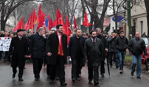 Участники акции протеста стали собираться у Дворца Республики к девяти утра. 