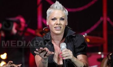 Cântăreaţa americană Pink a fost internată, joi, într-o clinică din Los Angeles
